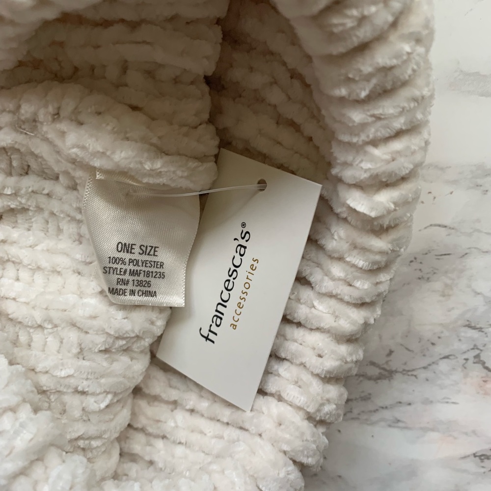 White Pompom beanie - Picture 3 of 5